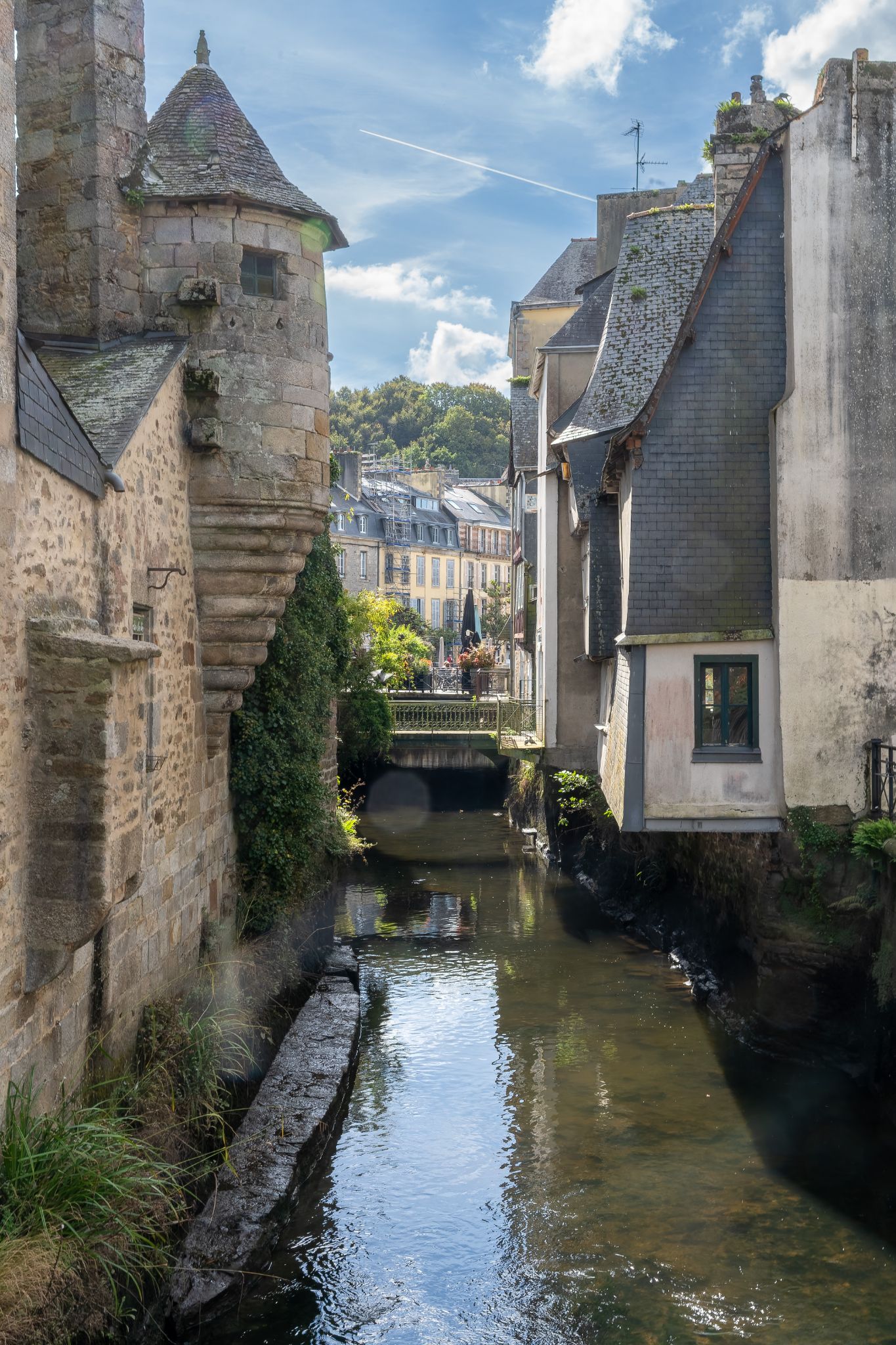 Der Pont Médard ist eine historische Steinbrücke über den Steïr mit mittelalterlicher Échauguette.